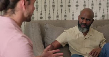 Çeşitli erkek arkadaşlar evdeki koltukta oturarak jestlerle, fotokopi alanlarıyla tavsiyeleri tartışıyor. Dostluk, diyalog, akıl hocalığı, gündelik, çağdaş, iletişim, sıcak