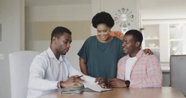 Çeşitli arkadaşlar evde iş stratejilerini tartışıyor, belgeleri gözden geçiriyor ve fikirleri paylaşıyorlar. İşbirliği, girişimcilik, beyin fırtınası, takım çalışması, planlama, yenilik