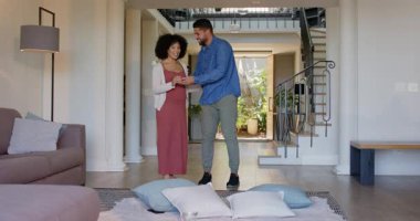 Adam, elinde yüzük kutusuyla kadına evlenme teklif ediyor. İkisi de mutlu görünüyor. Teklif, nişan, aşk, aşk, ilişki, mutluluk