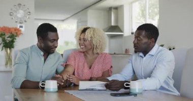 Memlekette çeşitli arkadaşlar gülüyor ve belgeleri gözden geçiriyorlar. Çeşitlilik, arkadaşlık, takım çalışması, işbirliği, yaşam tarzı, gelişigüzel