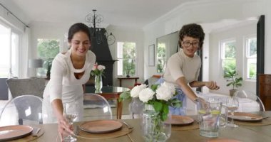 Yemek odasına giren çeşitli bayan arkadaşlar sarılmadan önce yemek için masaya şarap bardakları koyuyorlar. Arkadaşlık, dostluk, kutlama, zarafet, samimiyet, samimiyet, sosyalleşme.