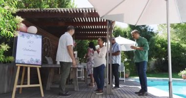 Farklı son sınıf arkadaşları 60. yaş gününü bahçede kutluyor, bilardo oynayarak yemek ve sohbetin tadını çıkarıyorlar. Kutlamalar, farklı kıdemli arkadaşlar toplanıyor, kilometre taşı, parti, havuz başı, eğlence