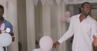 Adam evde balon tutuyor, kutlamaya hazırlanıyor. Parti, dekorasyon, şenlik, mutluluk, şenlik mevsimi, neşe