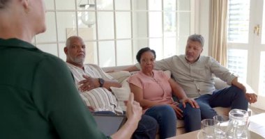 Son sınıflar kanepede oturup, danışman ile tablet hakkında konuşuyorlar. danışma, emeklilik, finans, planlama, toplantı, teknoloji