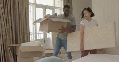 Taşındıktan sonra, çeşitli çiftler yatak odasındaki yatak başlığının üstüne branda asıyorlar. Dekor, yenileme, uyum, rahatlama, çağdaş, ev yapımı, yaşam tarzı