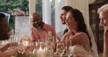 Kadehlerimizi yeni evlilerin şerefine kaldırmaya başlıyoruz mum ışığında çeşitli misafirler alkışlıyor, gülüyor, kopya çekiyor. Kutlama, yoldaşlık, zarafet, romantizm, sıcaklık, sosyalleşme, geleneksel