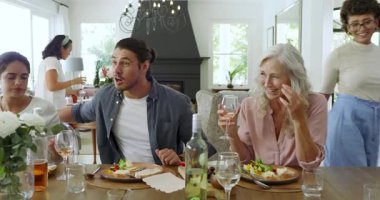 Çeşitli aile ve arkadaşlar salata paylaşır, ahşap yemek masasında şarap içer, Asyalı adamı karşılarlar. Yoldaşlık, kutlama, neşe, birliktelik, sosyalleşme, kırsal, sıcak