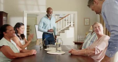 Son sınıf öğrencisi, evde grup için sertifika sunuyor, başarıyı birlikte kutluyorlar. Kutlama, tanınma, mutluluk, ödül, tören, topluluk