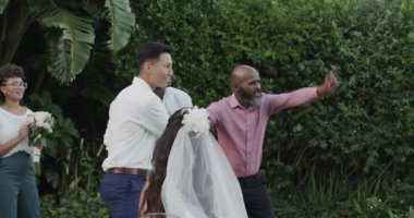 Gelin bahçede buket atıyor, misafirler saldırıyor, damat yakalayıcıya sarılıyor, çiftler dans ediyor. Kutlama, romantizm, neşe, zarafet, festival, açık hava, canlı