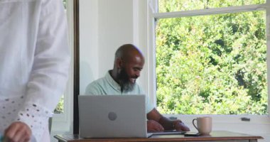 Bilgisayarda çalışan çeşitli üst düzey çiftler, kupalara uzanırlar, pasaport kaldırırlar, tablet tıkırdatırlar. İşbirliği, takım çalışması, uzun yaşam, bağlantı, çalışma, iletişim, başarı