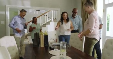 Kıdemli çeşitli arkadaşlar evde kutlama yapıyor, hediyeleri değiş tokuş ediyor ve birlikte içkinin tadını çıkarıyorlar. Kutlama, kıdemli arkadaşlar zamanı, tatil, birliktelik, şenlik, kaynaşma.