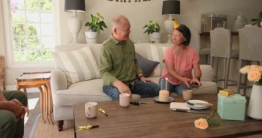 Asyalı yaşlılar doğum gününü evde kutluyor, pasta ve mumlarla selfie çekiyorlar. Kutlama, birliktelik, mutluluk, parti