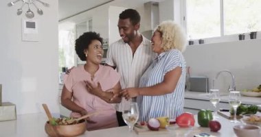 Birlikte yemek hazırlamak, farklı arkadaşlar mutfakta gülümsemek, evde neşeli anlar paylaşmak. Aşçılık, arkadaşlık, aşçılık, mutluluk, toplanma, kaynaşma