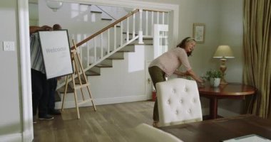 Kutlama için oturma odası hazırlanıyor, çeşitli yaşlılar evlerinde hoş geldin tabelası ve dekorasyon hazırlıyorlar. ev, iç mekan, parti, hazırlık, eğlence