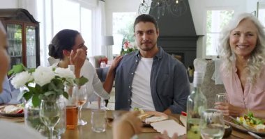 Çeşitli aile jestleri, kıvılcım saçan şarap ve kadeh tokuşturarak ev yemeklerini işaret ediyor. Kutlama, kutlama, birliktelik, neşe, sıcaklık, samimiyet, yakınlaşma.