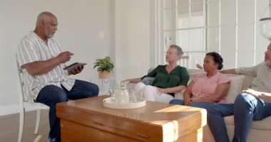 Son sınıf öğrencileri evde tartışıyor, fikirleri paylaşıyor ve sohbetten zevk alıyorlar. Yaşlılar, tartışmalar, birliktelik, iletişim, yaşam tarzı, sosyalleşme