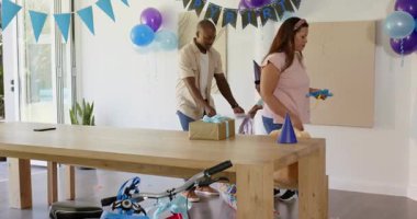 Evi balonlarla süsleyen erkek ve kadın doğum günü kutlaması hazırlıyor. parti, etkinlik, festival, hazırlık, dekorasyon, şenlik vesilesi