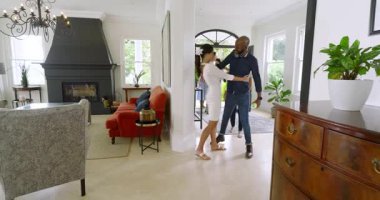 Kapı açılıyor, çeşitli arkadaşlar eve giriyor, ev sahiplerine sarılıyor, akşam yemeği için masaları geziyor. Konukseverlik, kutlama, zarafet, topluluk, sofistike, sıcaklık, yaşam tarzı