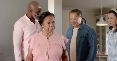 Mutfakta el ele tutuşan yaşlı, yaşlı, değişik çiftler. Evde duygusal anlar yaşıyorlar. Çeşitli yaşlılar, sevgi, şefkat, arkadaşlık, ilişki, birliktelik