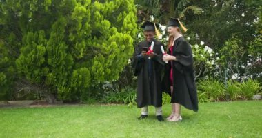 Mezun olduktan sonra çeşitli sınıf arkadaşları kampüs bahçesinde yürür, telefon fotoğrafları çeker ve diploma alırlar. Hatıra, başarı, kutlama, açık hava, canlı, dostluk, gurur