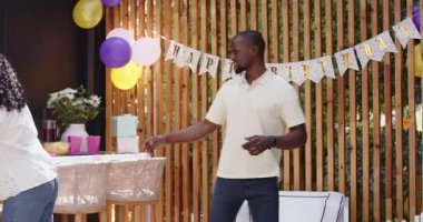 Doğum gününü kutluyoruz, farklı ailelerden balonlar ve dekorasyonlarla evde şenlik zamanı geçiriyoruz. Kutlama, şenlik, neşe, mutluluk, toplanma