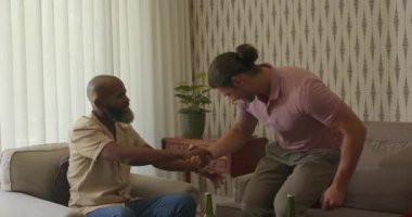 Çeşitli arkadaşlar akıllı telefonları kaydırıyor, iki bira ikram ediyor, el sıkışıyor ve evde sohbet ediyorlar. Gündelik, arkadaşlık, iletişim, eğlence, yerli, modern, etkileşim