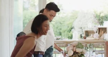 Çeşitli arkadaşlar el sıkışıyor, gülüşmeler paylaşılıyor, yemek masasında salata servisi yapıyorlar. Zarif, neşeli, sosyalleşen, sıcak, sofistike, neşeli, neşeli.