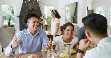 Beyaz kadın evde salata ve şarap kadehleriyle gülerken Asyalı adam hikayeye başlıyor. Toplanma, kutlama, neşe, zarafet, samimiyet, sıcaklık, sosyalleşme.