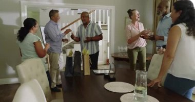 Bir grup kıdemli arkadaş evde kutlama yapıyor, hediyeleşiyor ve kahkahalarımızı paylaşıyorlar. Kutlama, dostluk, parti, hediye değişimi, mutluluk, şenlik