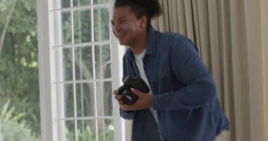 Otuzlu yaşlardaki bir adam DSLR 'ı alıyor, 20' li yaşlarda elinde makyaj fırçası olan bir kadının fotoğrafını çekiyor. Fotoğrafçı, stüdyo, portre, yaşam tarzı, profesyonel, samimi, doğal