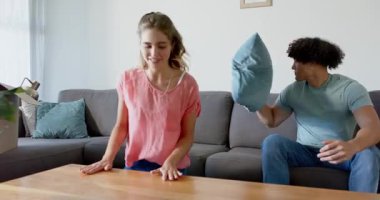 Çerçeve çerçevesini açan genç çift oturma odasında, evde gülümsüyor. unboks, ev, birliktelik, mutluluk, ilişki, iç mekan