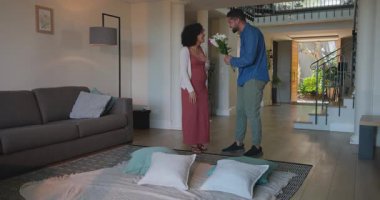 Çeşitli çiftler evde romantik anlardan zevk alıyorlar, el ele tutuşuyorlar ve sıcak bir şekilde gülümsüyorlar. Romantizm, ilişki, yakınlık, şefkat, samimiyet, duygular