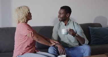 Farklı arkadaşlar kanepede birlikte kahkaha atıp sohbet ediyorlar. Arkadaşlık, sosyalleşme, rahatlama, rahatlama, rahatlama, bağlanma.