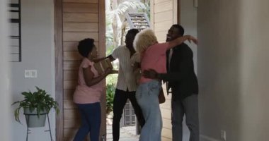 Memlekette farklı arkadaşlar birbirini sıcak bir şekilde selamlar, hediyeler ve gülümsemeler. Arkadaşlık, kutlama, gelenek, mutluluk, neşe, bağ