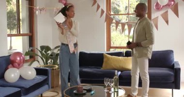 Özel bir gün kutluyoruz, çeşitli çiftler evde pasta ve süslemelerle, kendilerini neşeli hissediyorlar. Kutlama, parti, şenlik, mutluluk, aile içi