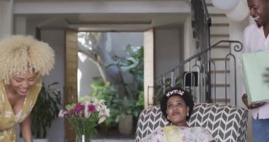 Kadın evinde, sandalyede otururken beyaz battaniyenin arkasına saklanmış. Rahat, yaşam tarzı, rahatlık, rahatlama, neşeli, evcil