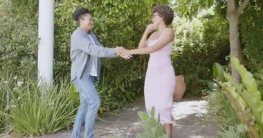 Uzanıp el sıkışan Afro-Amerikan çift, sallanarak bahçedeki taş verandada dönüyorlar. Romantizm, hareket, samimiyet, açık hava, doğal, zarafet, bağlantı