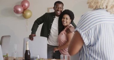 Çeşitli arkadaşlar yemek masasında şarap ve yemekle toplanıyor, evde sohbetin tadını çıkarıyorlar. Kutlama, dostluk, konukseverlik, içki, mutfak, sosyalleşme