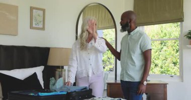 Bavulu açıyor, çeşitli çiftler eşyalarını topluyor ve yatak odasında gezmek için güneş gözlüğünü paylaşıyorlar. Macera, arkadaşlık, seyahat hazırlığı, samimi, neşeli, yaşam tarzı, ev