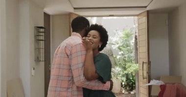 Yeni evlerinde kutuları boşaltan mutlu çift, birlikte mutlu anları paylaşıyorlar. Taşınma, taşınma, birliktelik, aşk, ilişki, mutluluk.