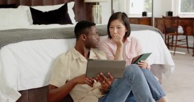 Çeşitli çiftler kart tıkırdatma tabletine cevap veriyor. Yatak odasında gülüp kucaklaşan bilgileri doğruluyor. Romantizm, bağlantı, samimiyet, rahatlık, konfor, modern çeşitlilik