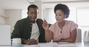 Çeşitli arkadaşlar evdeki belgeleri tartışıyor, proje üzerinde çalışıyorlar. Takım çalışması, işbirliği, beyin fırtınası, ev ofisi, çeşitlilik, yenilik