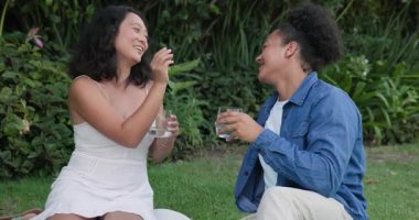 Erkeklerin kadehlerini kaldırdıktan sonra, arka bahçede böğürtlen toplayan ve limon suyunu yudumlayan bir çift. Romantizm, açık hava, rahatlık, tazelik, samimiyet, yeşillik, gündelik