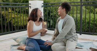 Çeşitli çiftler hediye kutusunu değiştiriyor. Kavanozu açıyorlar, kucaklaşıyorlar ve çatıda selfie çekiyorlar. Romantik, mutluluk, samimiyet, kutlama, yaşam tarzı, samimi, canlı