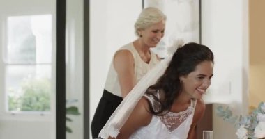 Düğün çifti yemek alanına giriyor. Törenden sonra masada konukları selamlıyor ve konuşmaya tepki veriyor. Kutlama, romantizm, zarafet, sofra kurma, mutluluk, gelenek, neşe