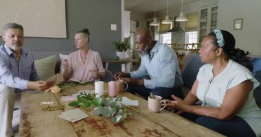 Çeşitli yaşlılar kutlama yapmayı planlıyor, evde kahve ve çiçeklerle masaların etrafında fikirleri tartışıyor. Yaşlılar, topluluk, arkadaşlık, sohbet, toplanma, boş zaman