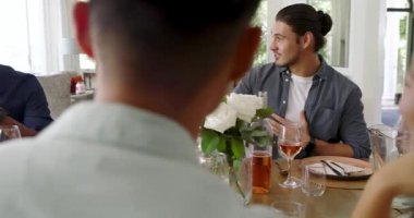 Aile dostları yemek masasında gülerken arkadaşlarımız şarküteride alkış sallıyor. Sosyal toplanma, kutlama, keyiflilik, arkadaşlık, topluluk, sıcak atmosfer, gündelik yemek