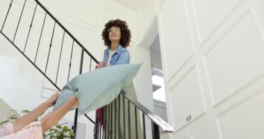 Değişik lezbiyen çiftler merdivenlerde eğleniyor, evde resim alışverişinde bulunuyorlar. Dekor, iç mekan, birlikte, iç mekan