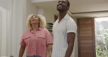 Mutlu çift evde kol kola yürüyor, birlikte güzel vakit geçiriyorlar. Aşk, ilişki, birliktelik, evcil, bağlayıcı, samimi