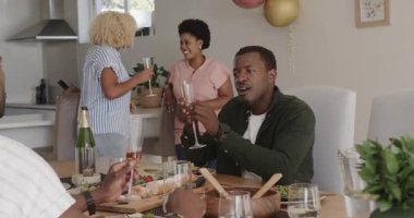 Arkadaşlar evde içki içip sohbet etmekten zevk alıyorlar. Çeşitlilik, arkadaşlık, gülme, bağlanma, kutlama, yetişkin